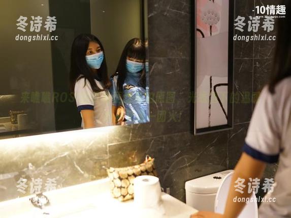 ROSI口罩 来瞧瞧ROSI的红色蕾丝私拍原图,光线洒下的温暖,心里又是一团火!
