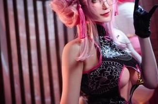 快来看看,Sakiiii翎柒的短裙下藏着什么美图大礼包!