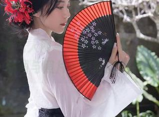 Xiuren秀人网 – 黑色的温柔，谢小蒽在原图与照片间徘徊的美感。
