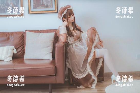 coser衣衣与棉袜的奇妙邂逅：精彩写真合集，掀开温暖与幻想的盖头！