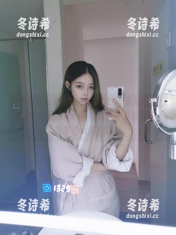 穿上女仆长裙的eloise软软，真是萌到掉渣！图包里的每一张都忍不住多看几遍，分享给大家看看。