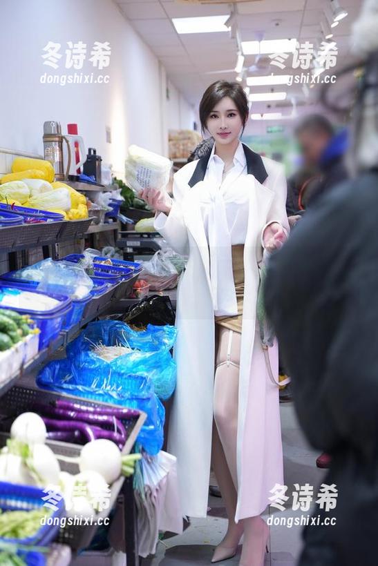 周妍希 微密圈 - 周妍希女友写真:原图里的调皮瞬间,哈哈,有点意思!