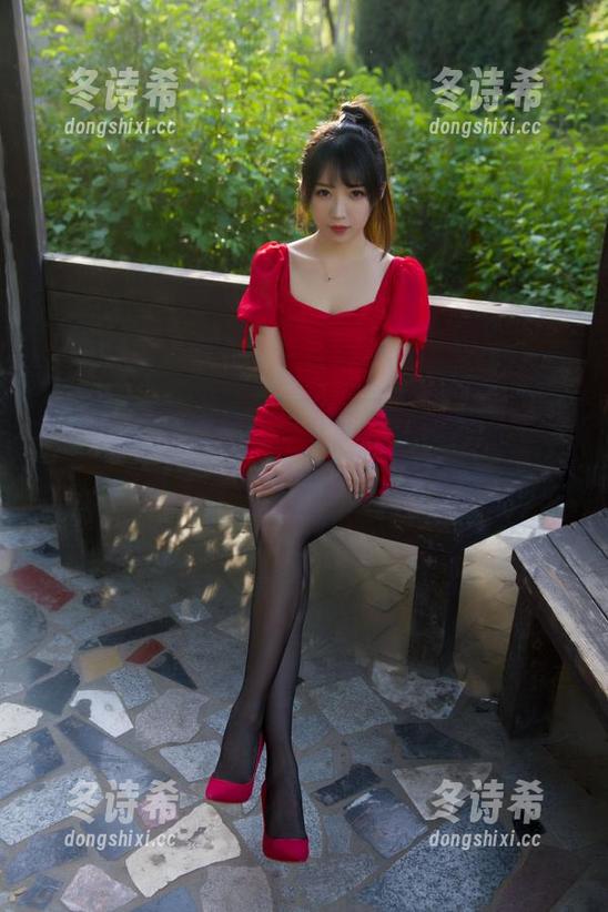 高清户外小米裙，小女巫露娜的照片里藏着阳光和一点点风的味道