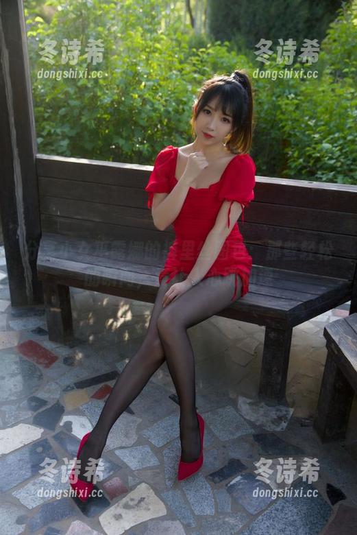 分享小女巫露娜的裤里丝图包：那些轻松的瞬间，竟让人心跳加速