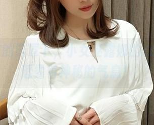 在豹纹的笼罩下,小女巫露娜的cos作品透露着神秘的气息!