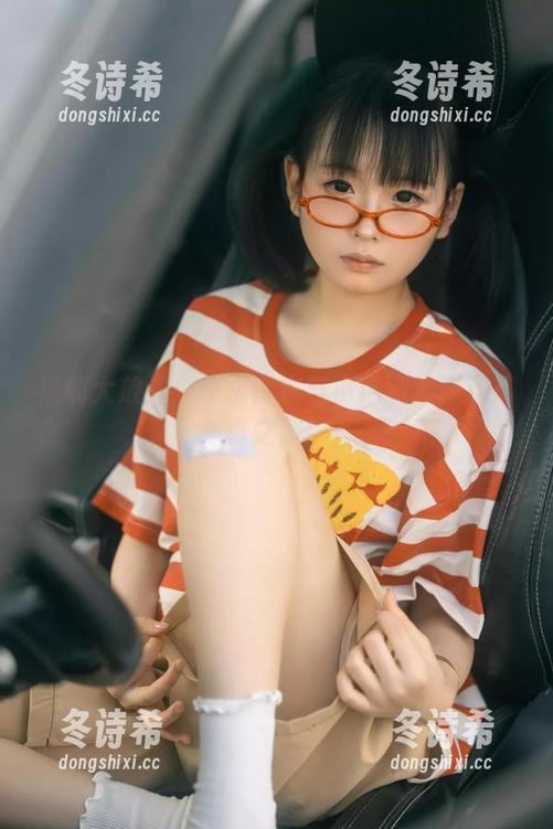 幼水铃衣 福利大放送:幼水铃衣与小猫猫的甜蜜写真之旅!