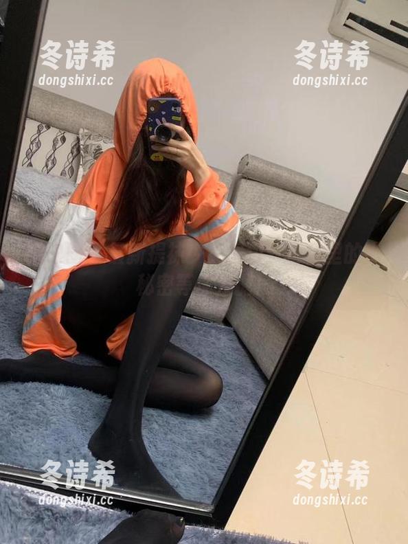 提袜少女 微密圈 - 最新提袜少女图包:白裙里的小秘密等你发掘!