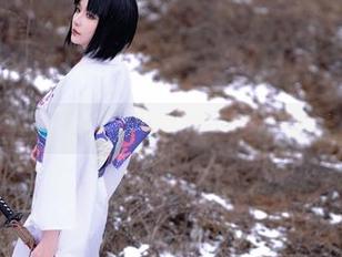 星之迟迟的裸足写真:光滑的皮肤与瑰丽的星空