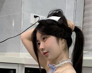 微密圈 – 火龙果羊的写真更新，旗袍下的故事隐约有点酸！