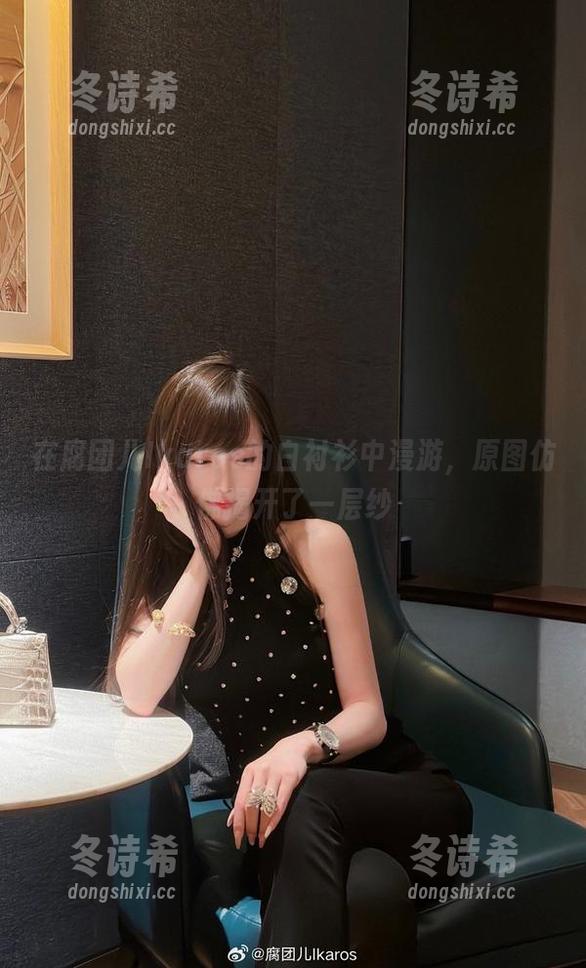 腐团儿Ikaros 在腐团儿Ikaros的白衬衫中漫游,原图仿佛揭开了一层纱