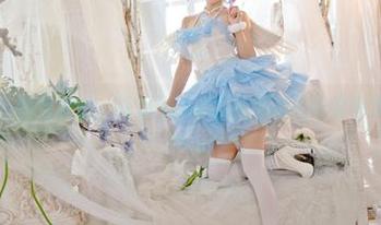 私拍图包来袭,花柒Hana的礼服时光好像在发光