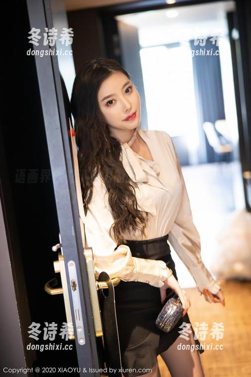 语画界 - 充满魅力的王馨瑶yanni：高清图片解析泳池背后的秘密