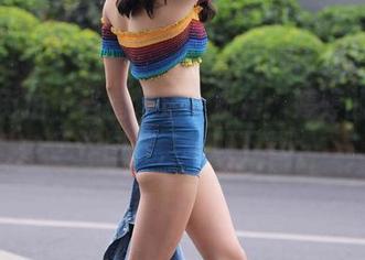 魔镜街拍 – 当销售遇上粉裙:婷婷的日常工作图片,轻取下载!