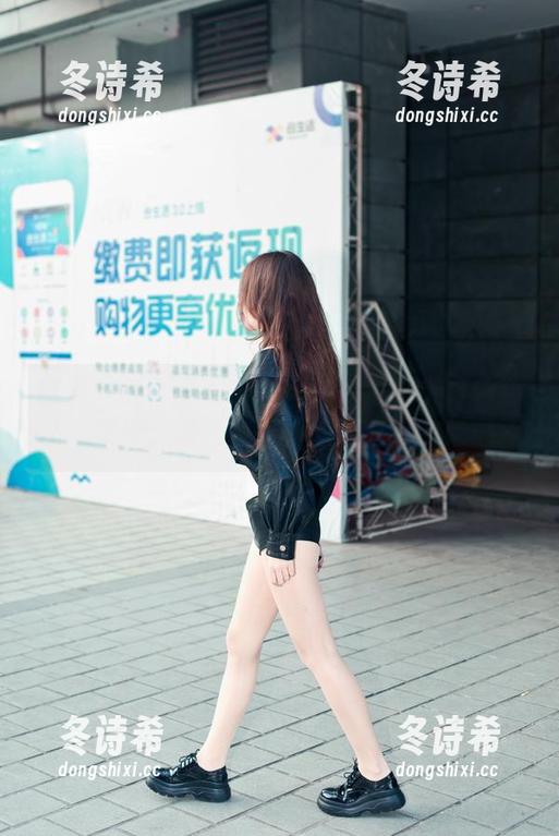 魔镜街拍 - 私房美图大揭秘：楼楼白色连衣裙，怎么穿出新高度的秘密！