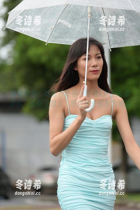 魔镜街拍：制服包臀裙小姐姐1户外高清原图，清新又撩人，感觉阳光都在为她打光了。