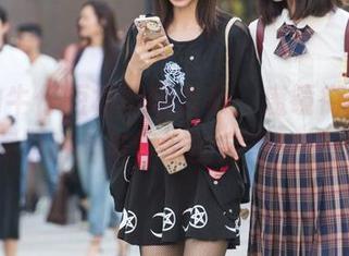 微胖的牛仔短裙壁纸合集,魔镜街拍带你探索时尚与舒适的完美交织!