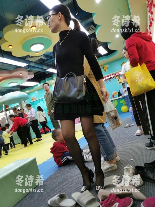 魔镜街拍 魔镜街拍:原图中绽放的紧致美臀少妇,分享一下你看到的每一个细节!